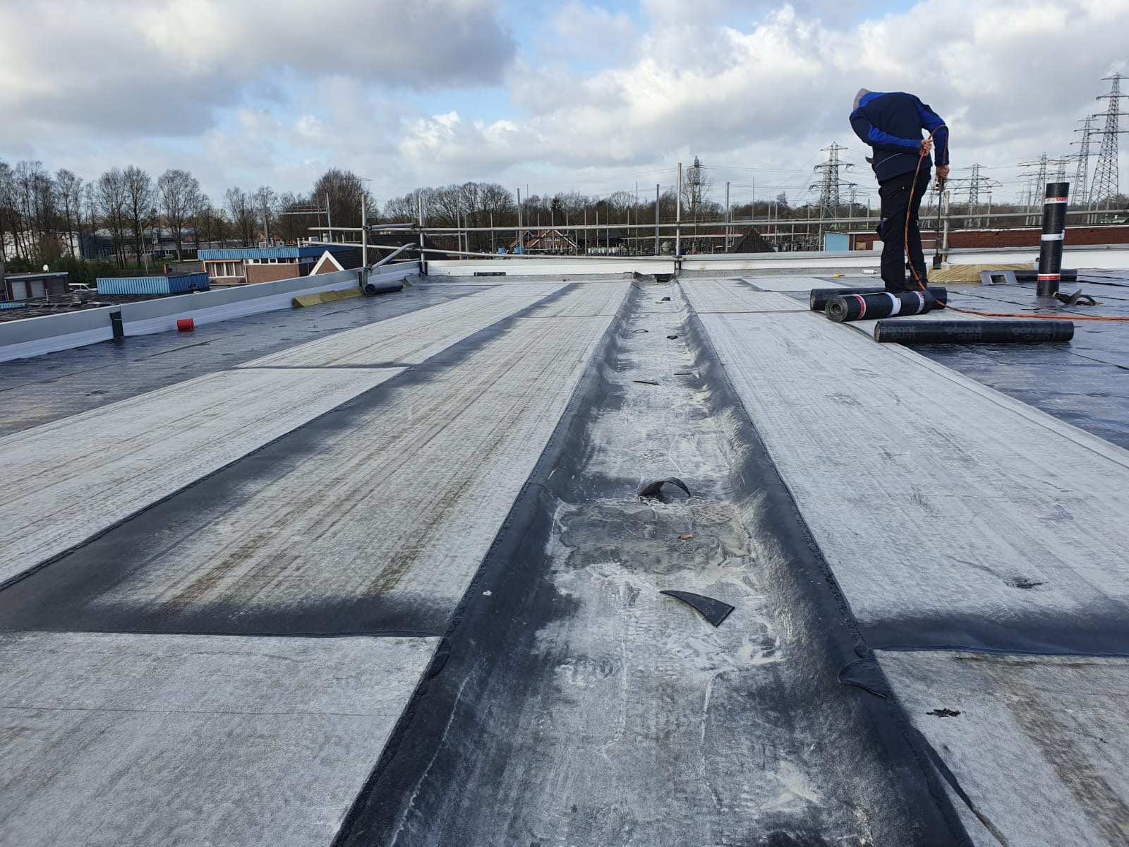 18 02 2020 VST Veldscholten Dakbekking bezig met dakdekken bedrijfs hal 2