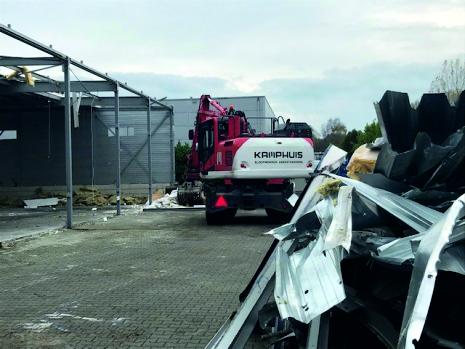 Kamphuis Sloopwerken scheidt netjes de verschillende materialen voor uitbreiding VST BV Hengelo 